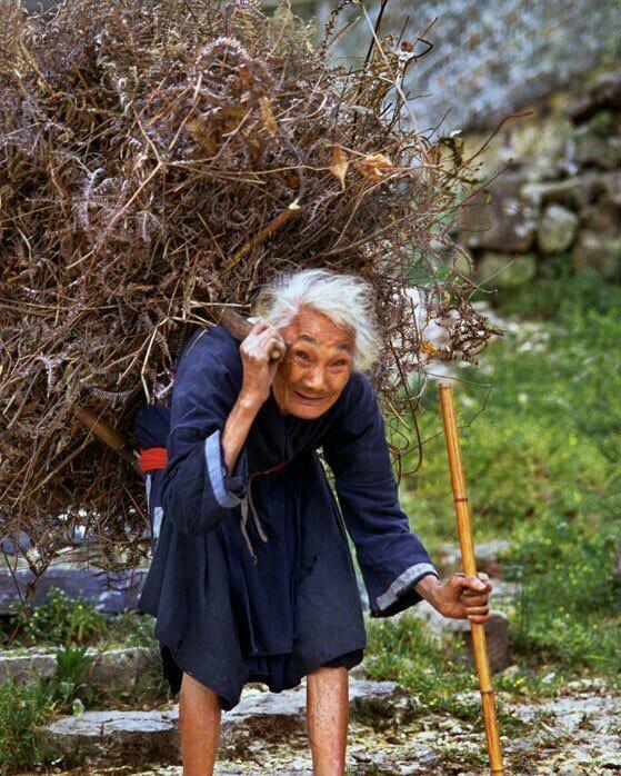 这个老奶奶,用自己瘦弱的身体艰难支撑着自己的家.