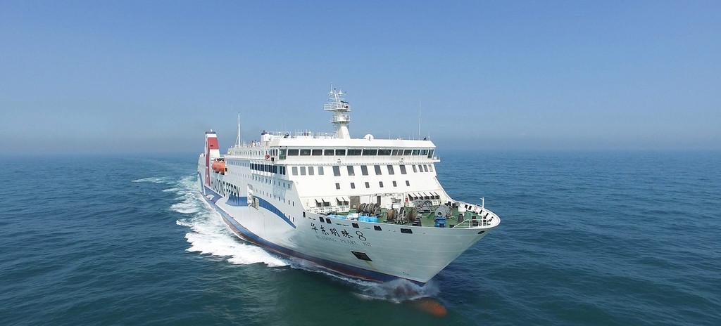 我国自行设计建造新型豪华客滚船"华东明珠8"顺利开航