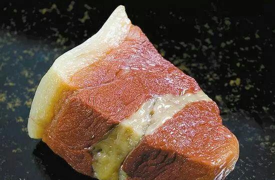 莫言说: 烟恋上了手指, 手指却把香烟给了嘴唇, 香烟亲吻着嘴唇