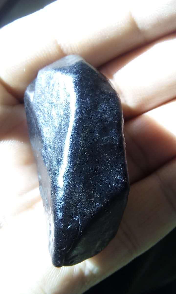 一块纯墨的和田玉墨玉戈壁吊坠