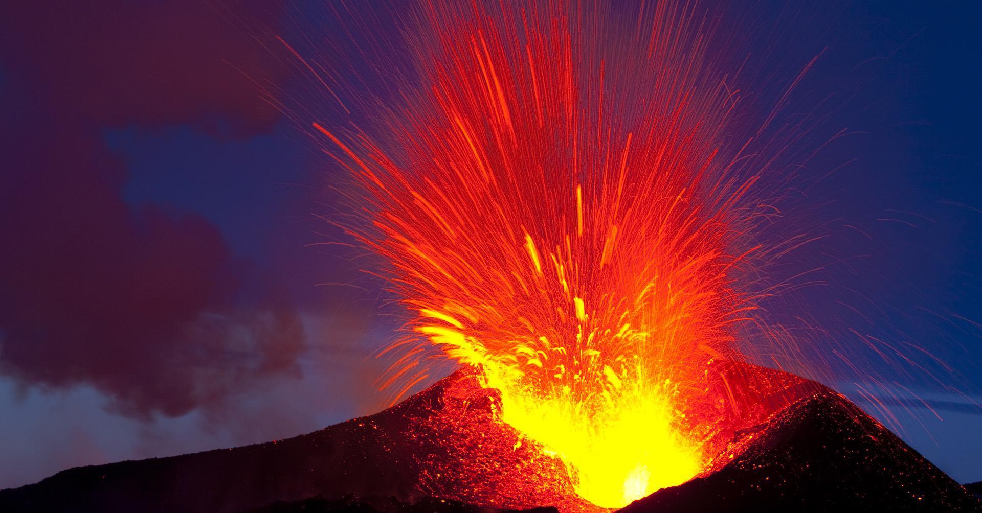 火山夕焰图片