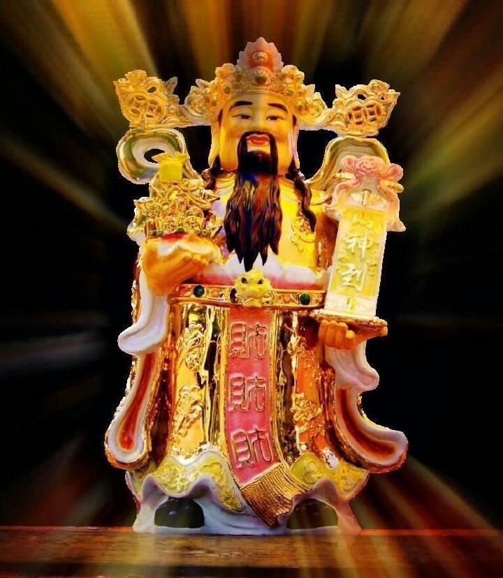 正月初五是迎财神的日子,接的越早越好,最早接到的才是真神,因此人们