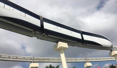 想都不敢想闹市穿梭云轨是啥场景.即使你免费,也只能