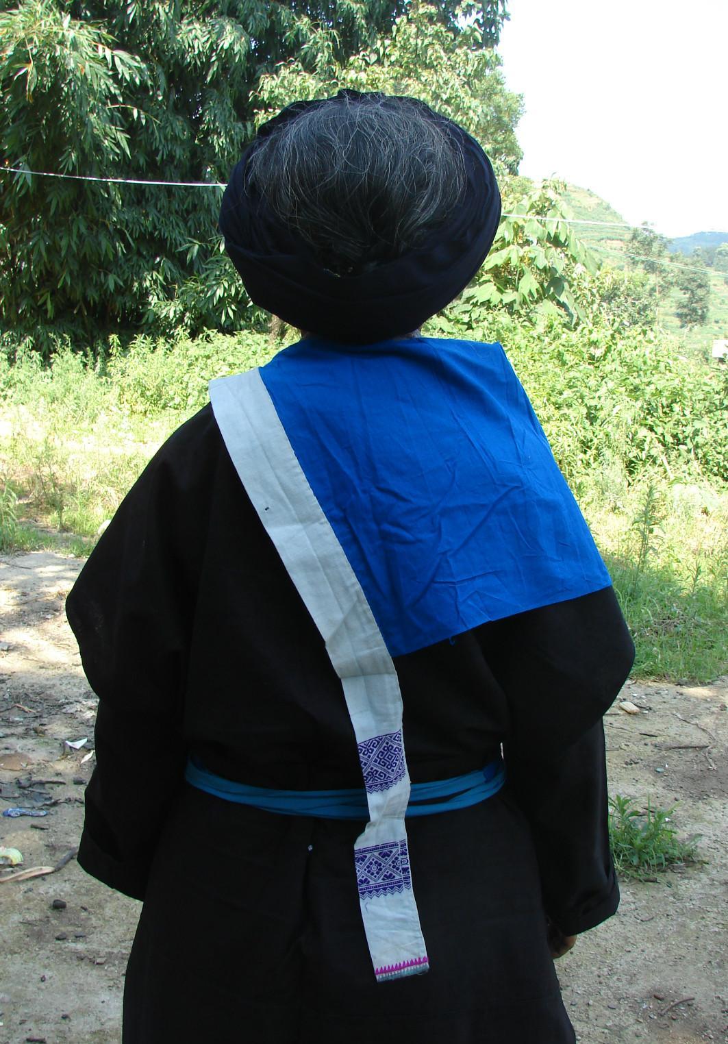 图说:身着"旗帜服"的黄果树镇安庄坡旧场坝青苗妇女(镇宁自治县夜郎竹