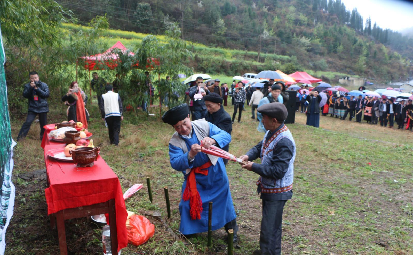 黔,桂,滇三省(区)竹王后裔代表用庄重的仪式祭祀祖先"竹王"