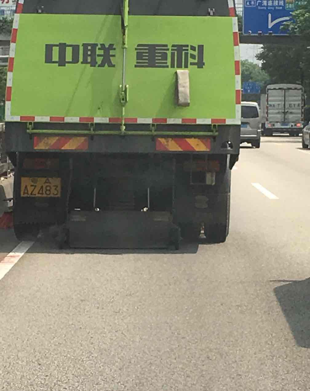 這條路,走了幾年了,第一次看見中聯的環衛車,[加油][加油][加油][加油