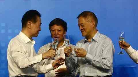 从签约仪式的站位看,孙宏斌站中间是主角,王健林和富力老总站两...