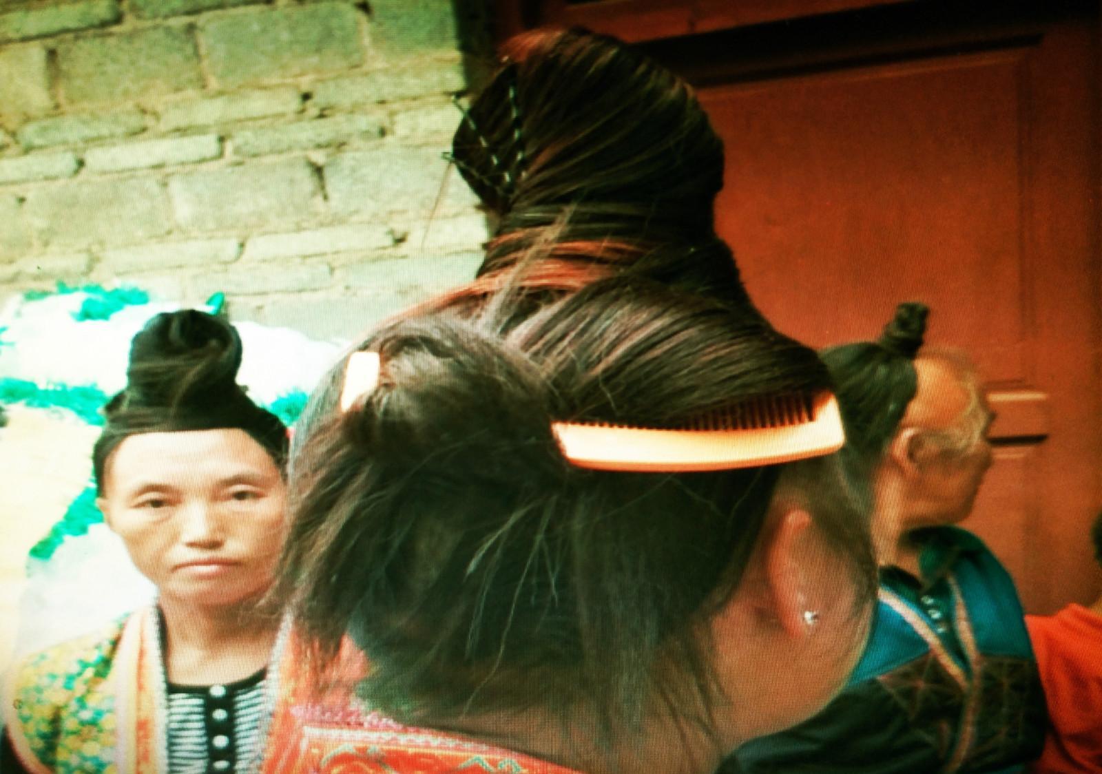 一个有创意的蒙正苗族妇女头饰绾髻