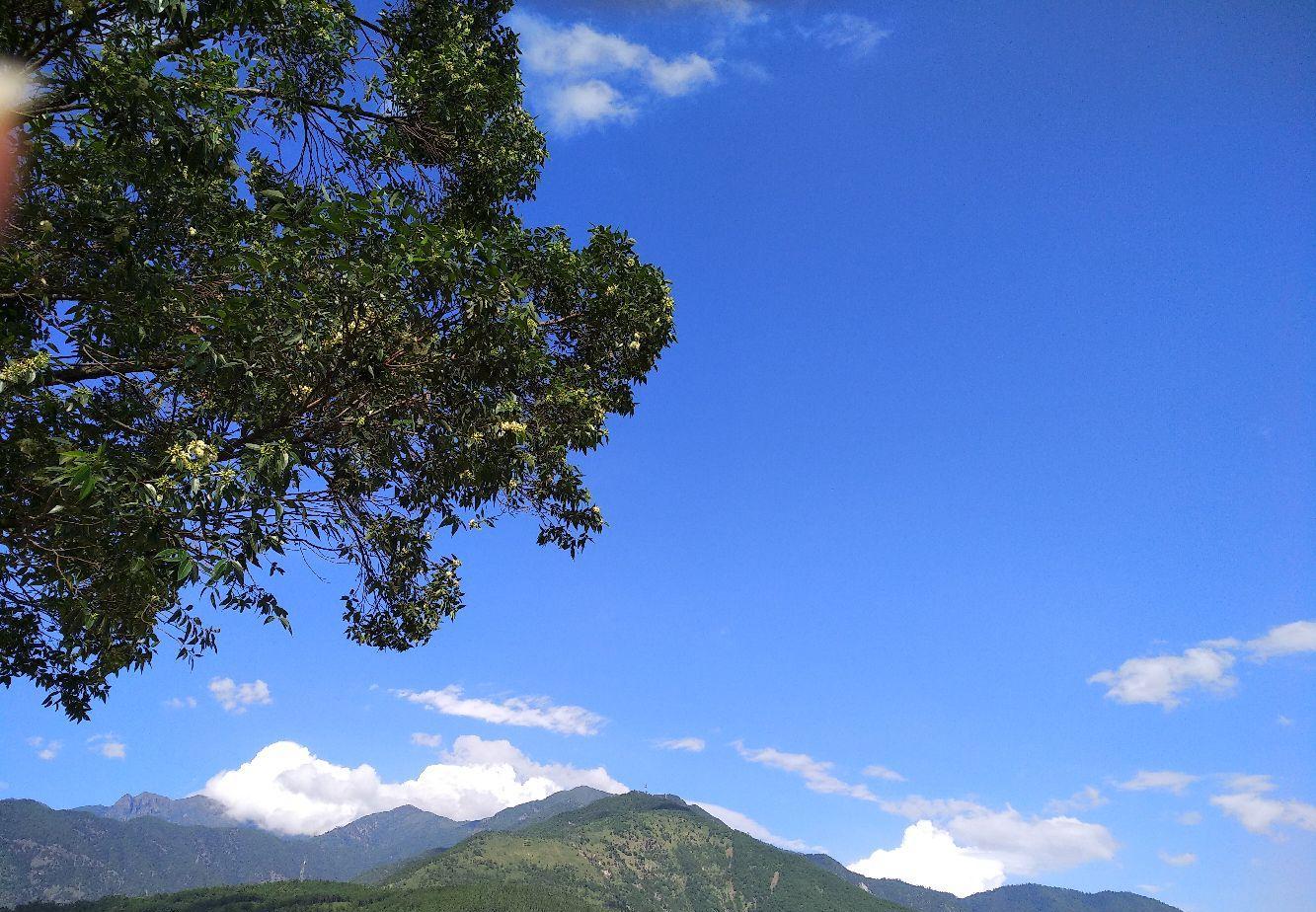 蓝天白云.大凉山山好,水好.人长的比较黑.哈哈