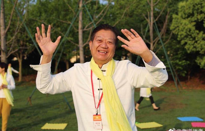 他是上市公司,江苏秀强玻璃工艺股份有限公司董事长,名叫卢秀强,旗下