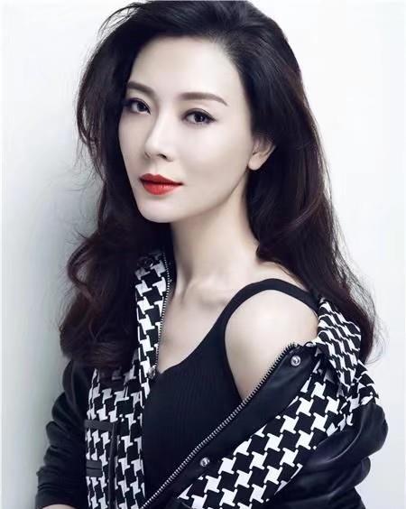 对于为什么一直在揭露贾跃亭的行踪,顾颖琼解释,"我和他们两个(贾跃亭