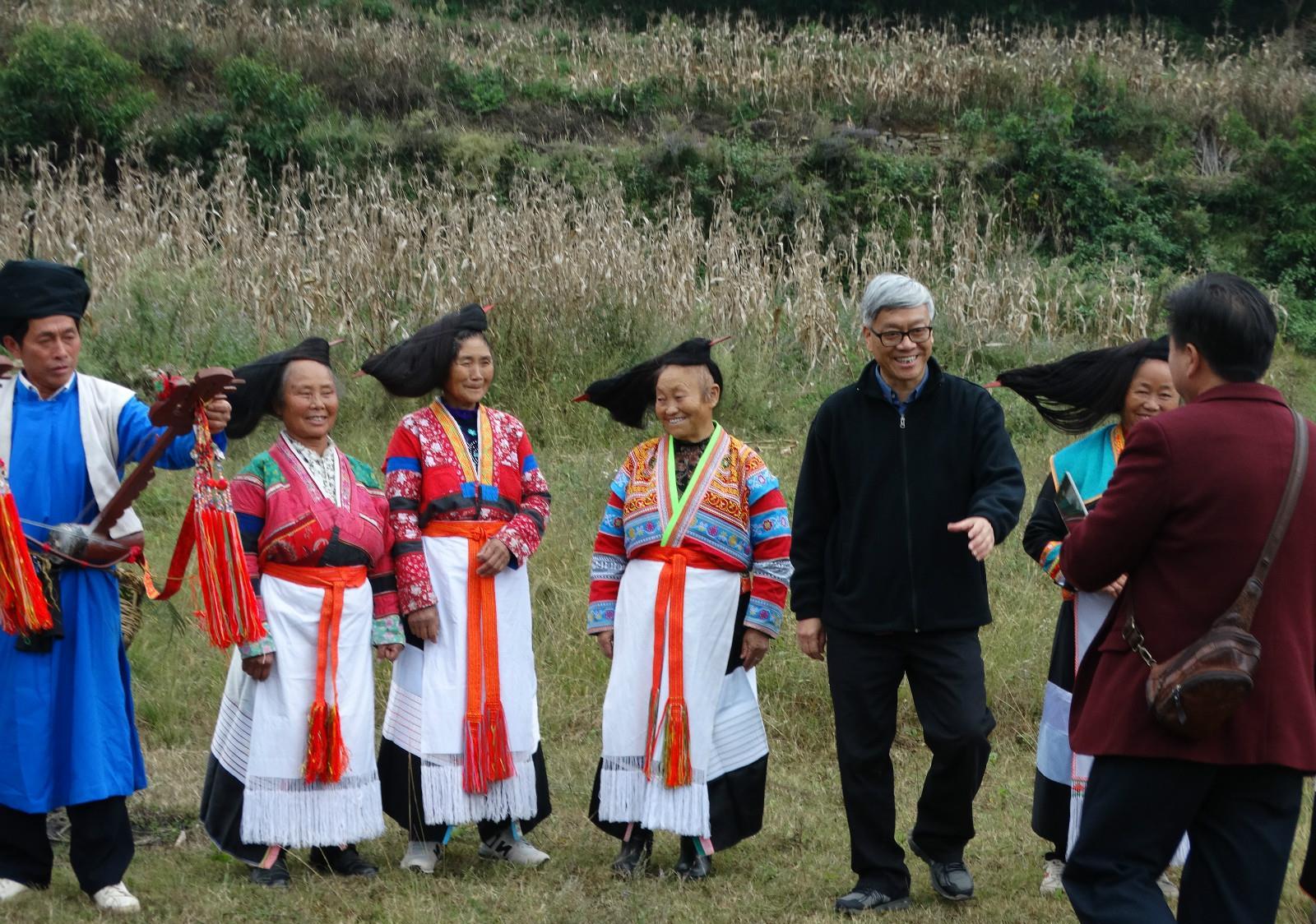 杨秀刚家里供奉的竹王偶像在猫猫冲看了"活人坟"古遗址曹景钧教授与