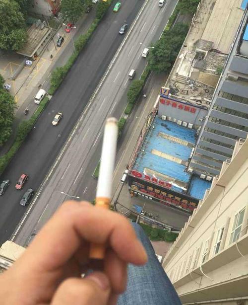 今天不敢回家煮了点面吃一边吃面一边哭泪水滴落