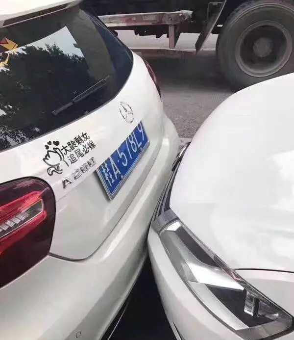 绝对的碰瓷儿! 你个开大众的想对人家开奔驰的做什么?