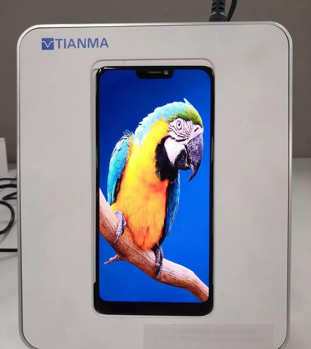 天马在mwc2018展示的oled显示屏和华为p20的渲染图完全一样!