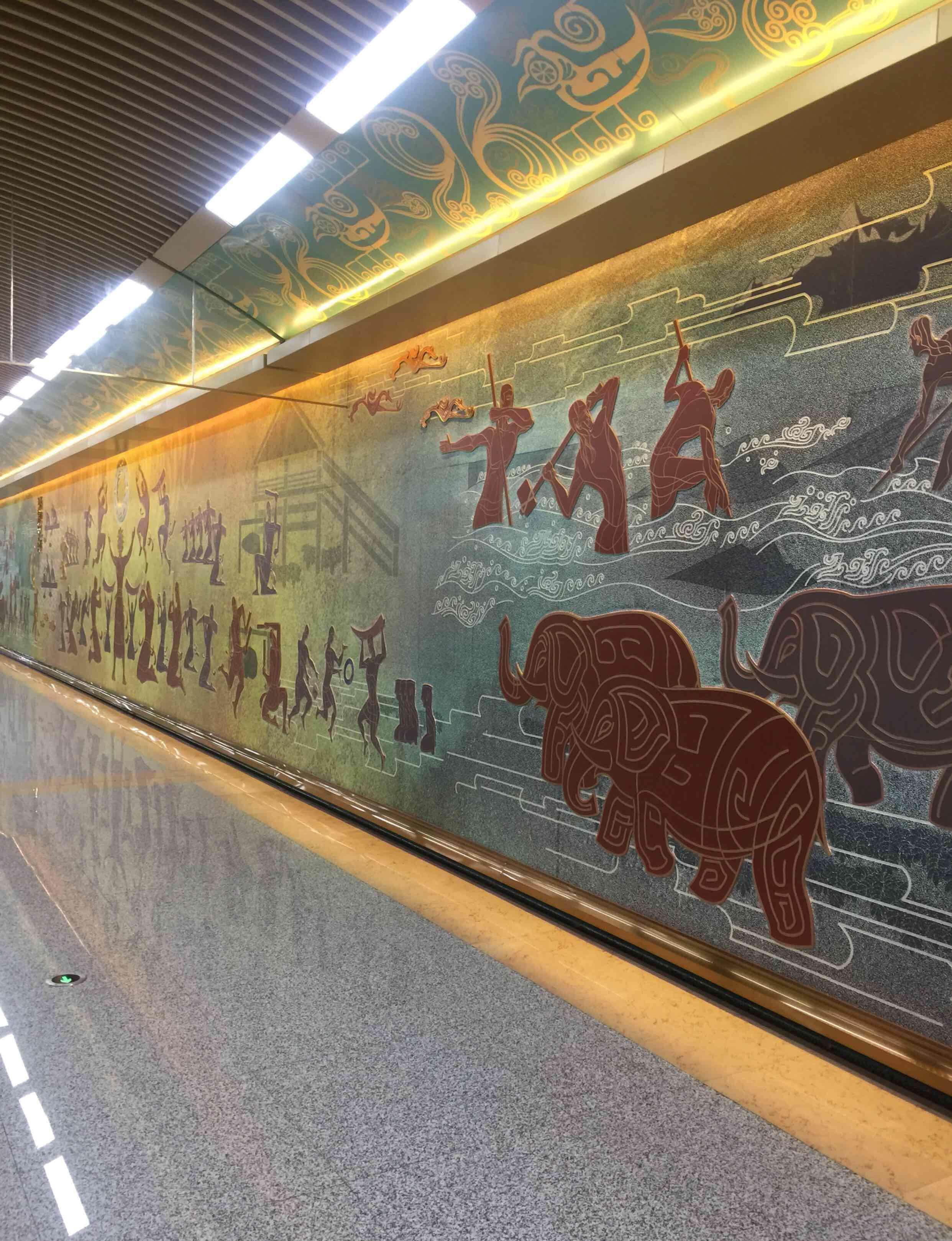 刚拍的成都地铁7号线金沙遗址站陶瓷壁画真的很精美