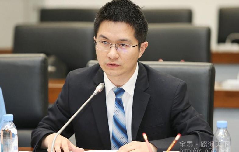 周晖图二为亚夏汽车股份有限公司实际控制人周夏耘图一为亚夏汽车股份