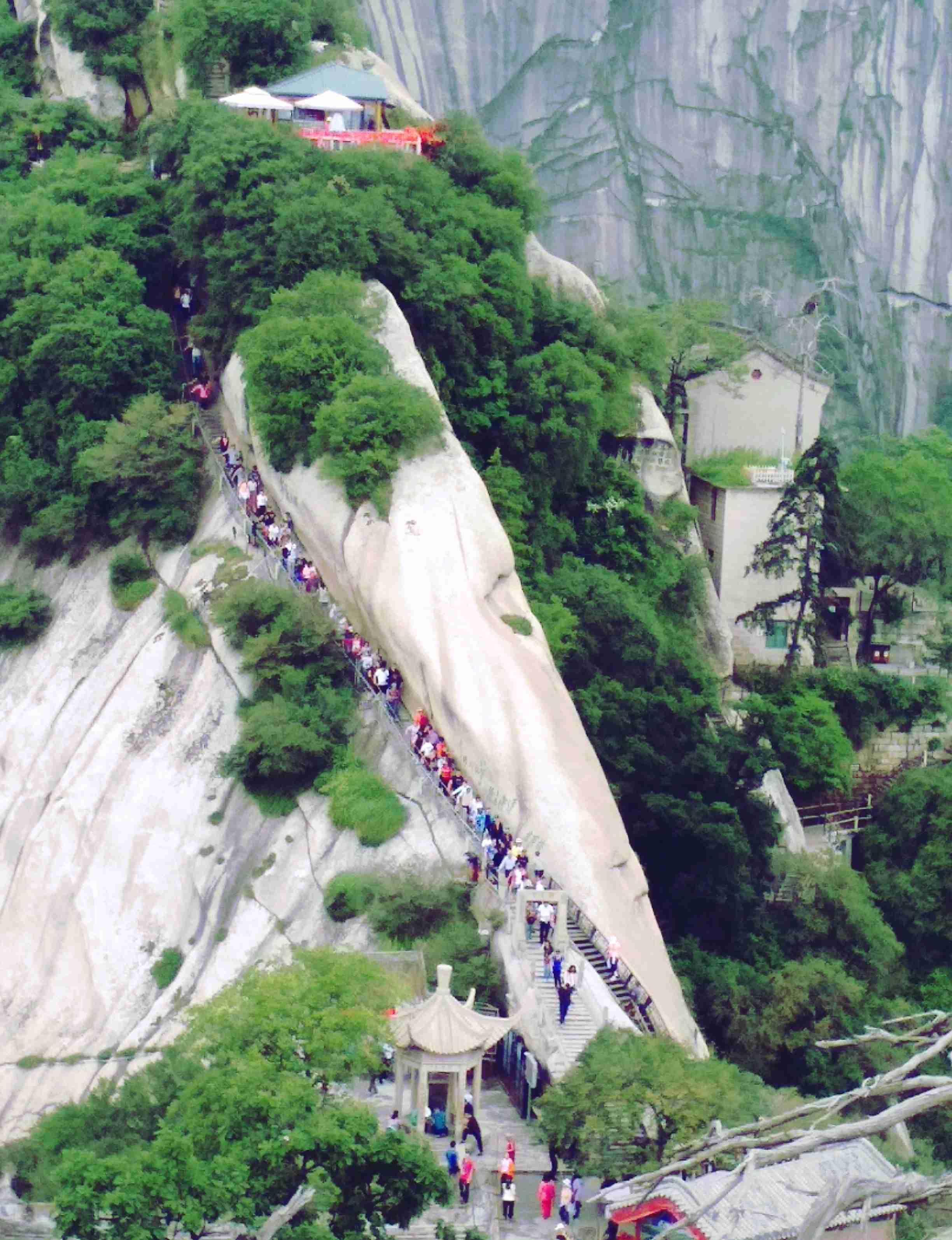 華山北峰頂拍攝到的風景,山頂今天2點半下了半小時的雲中雨.