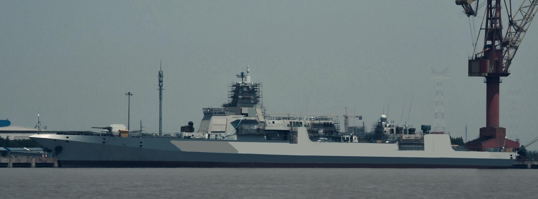 我军055万吨大驱首舰静泊港边舾装待海试