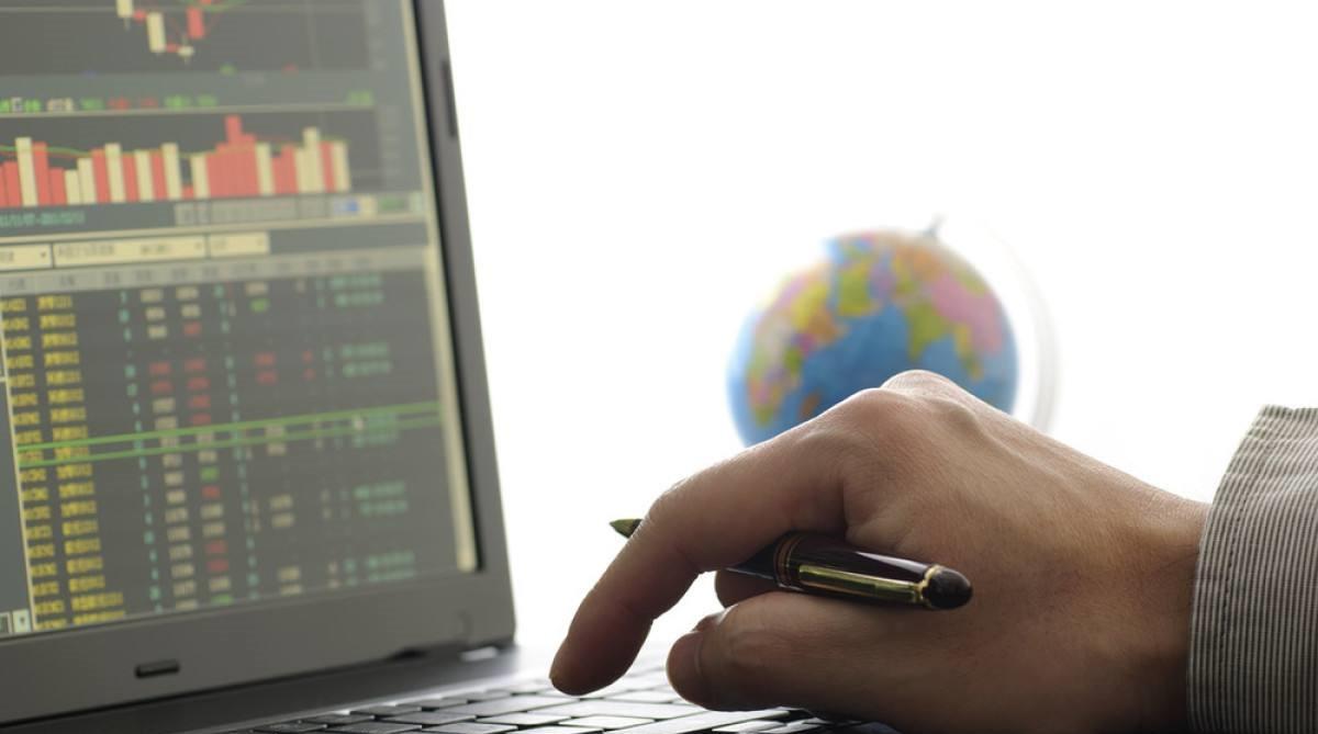 杨德龙:大盘加速探底坚定持有消费白马股