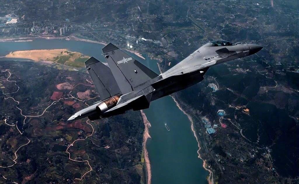 第三个旅亮相!歼16稳步换装部队对阵歼10B