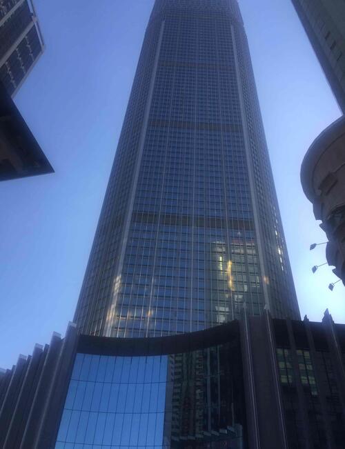 张玉富在大连友好广场价值56亿的国贸中心大厦