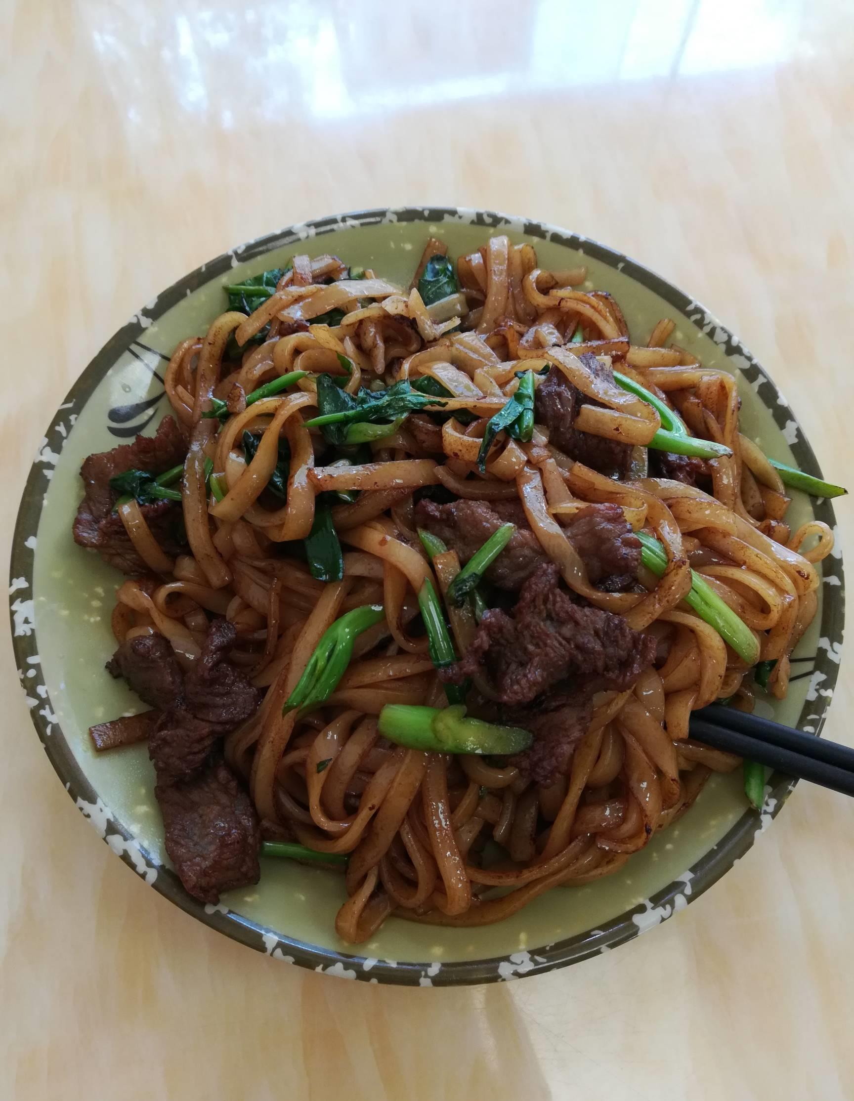 迟来的中午饭.为什么把牛河炒的黑乎乎的?我问老板少点酱油行不?