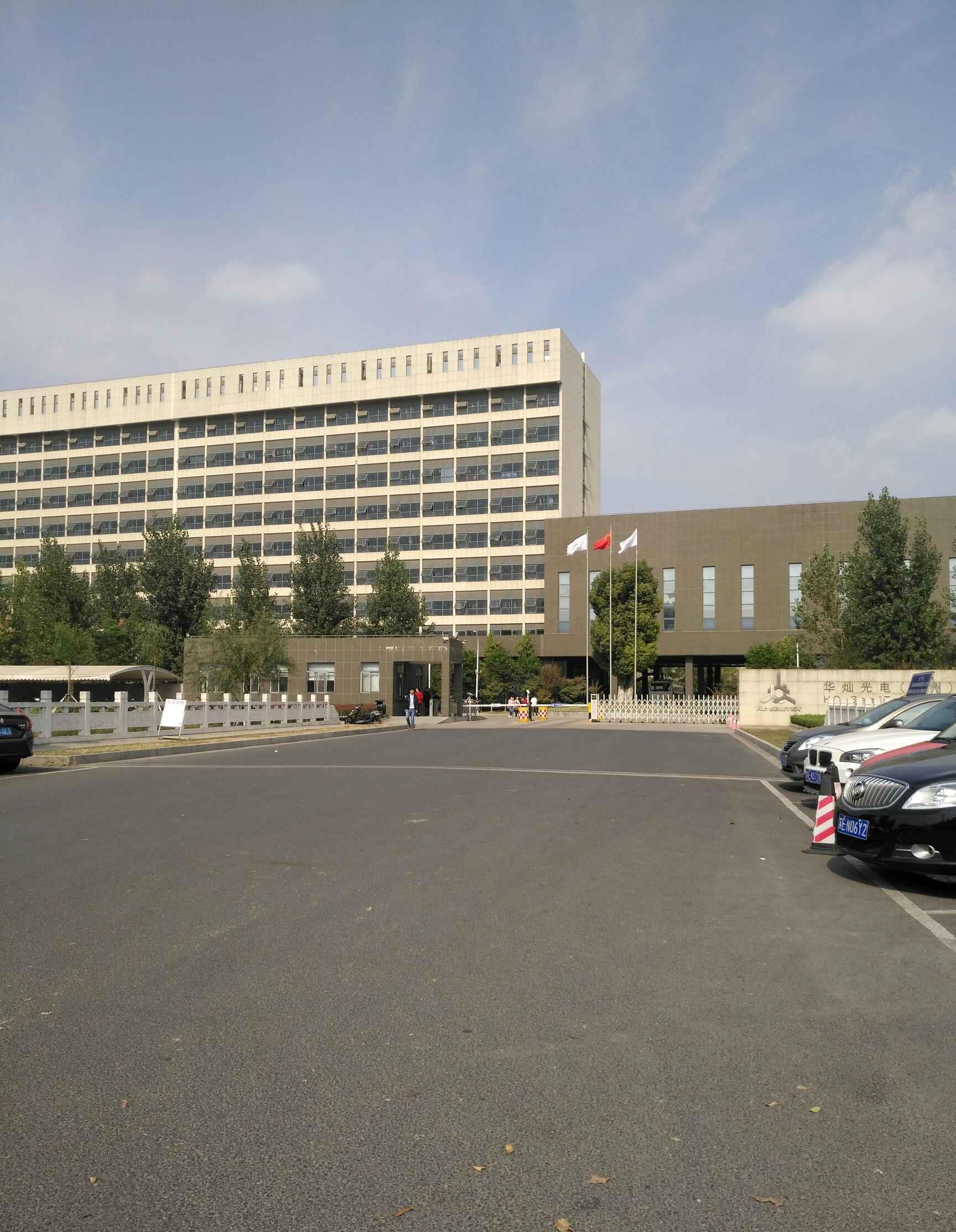 华灿光电,很大,很气派.公司工人很多,车间很忙碌