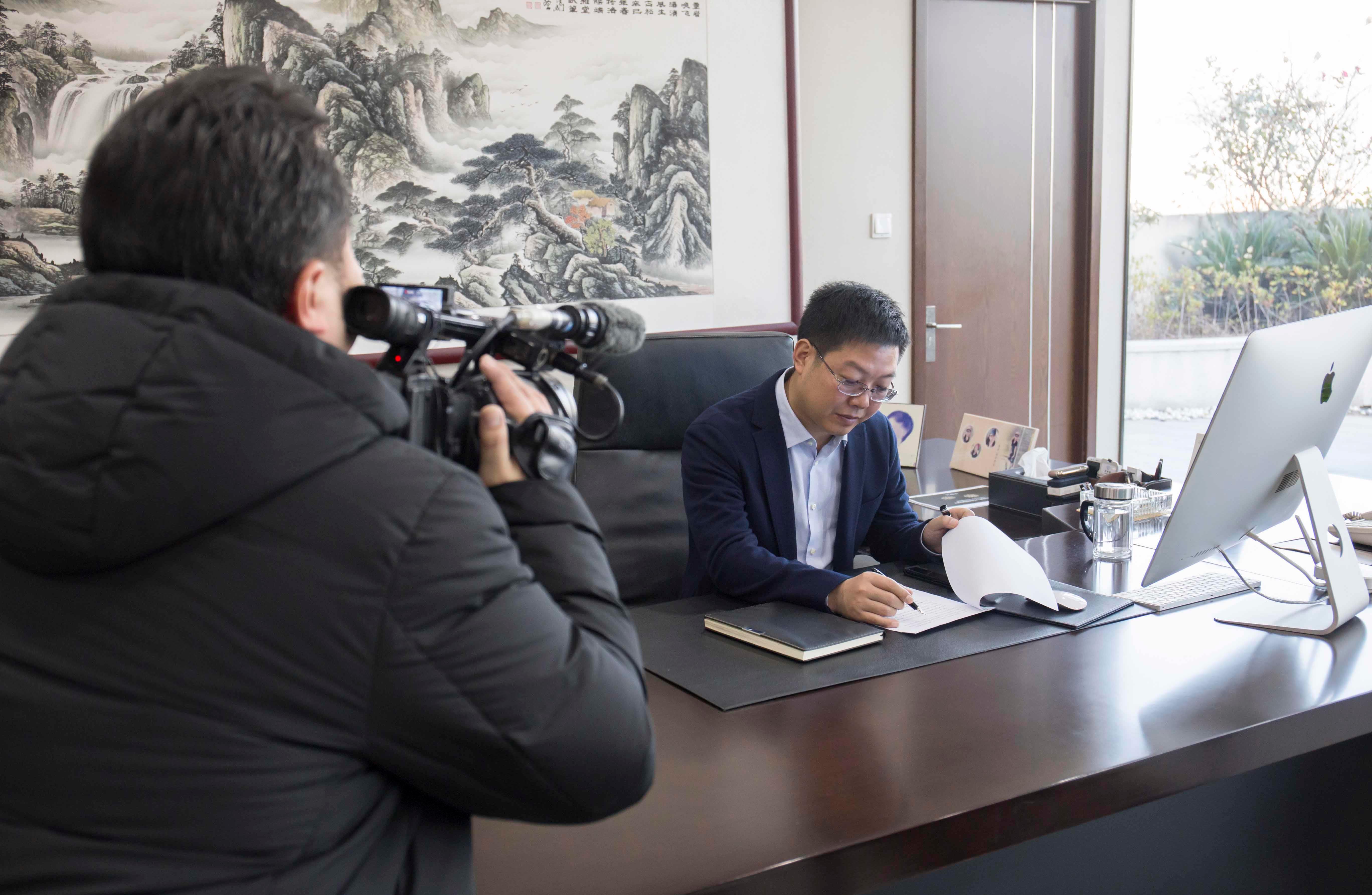 (华晶刘永奇总经理接受日本媒体专访)