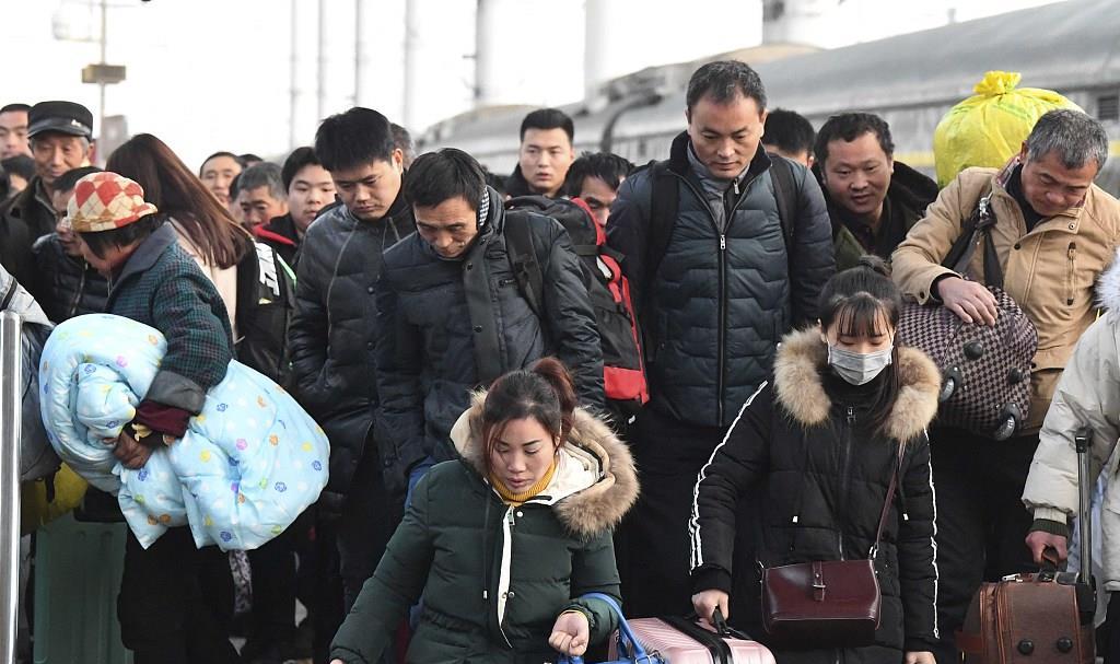 1月21日,安徽亳州,旅客带着行李在亳州火车站下车返乡(图/视觉中国)