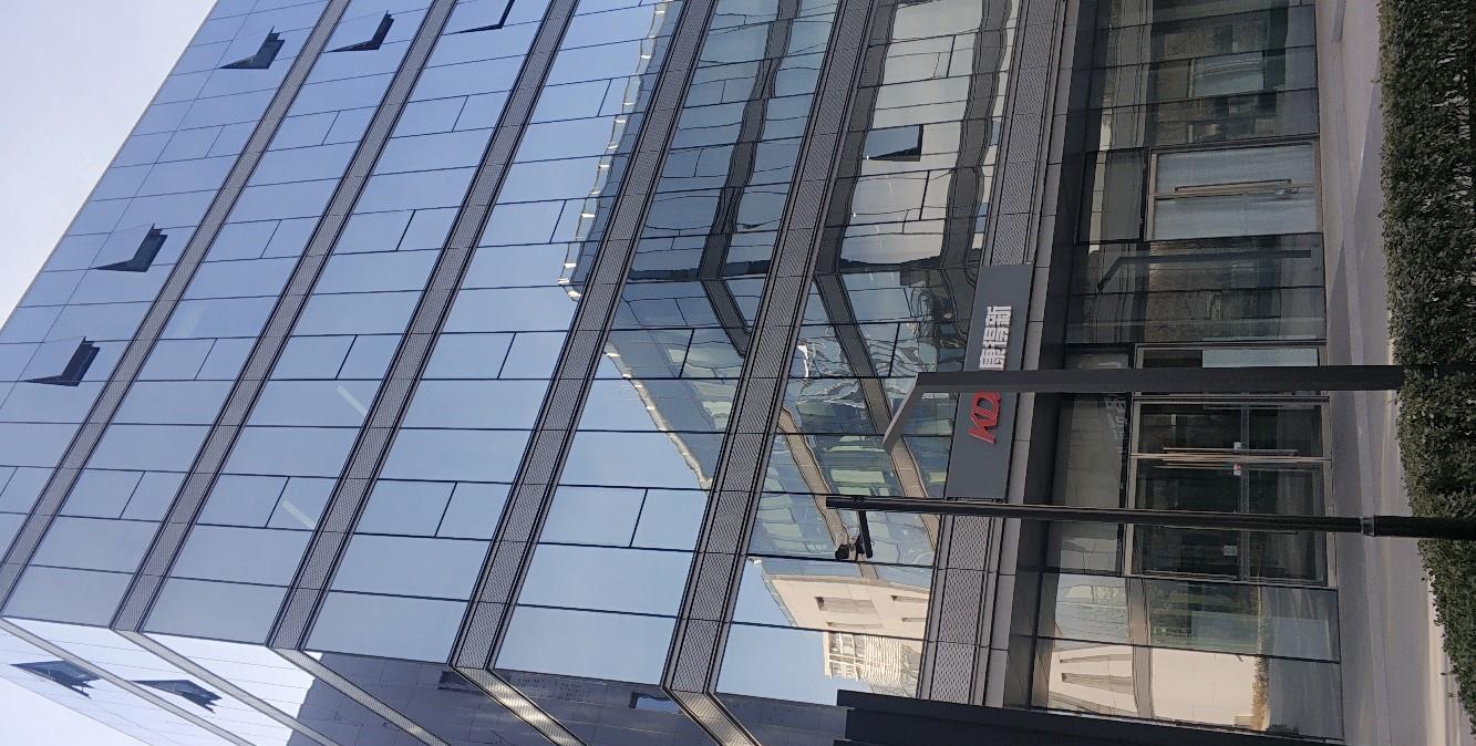 五楼好像有灯亮着,不知道这一栋楼都是康得新的还是只租了几层