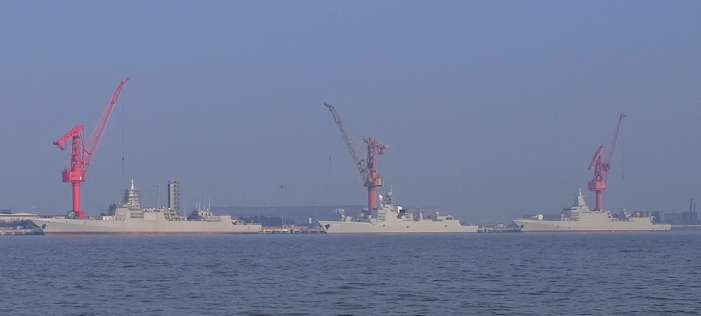 南昌舰和拉萨舰同框  针对网络盛传055型导弹驱逐舰拉萨舰已经入恋哪