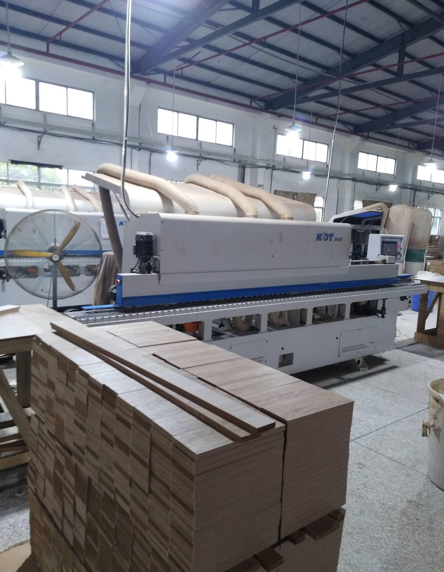 这是我工作的地方,正在使用弘亚数控的板式机械,员工反映好用.