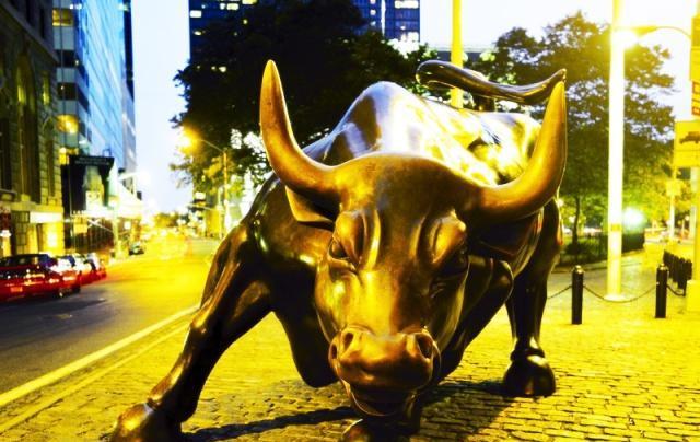 金牛请来巴菲特,慧眼识宝心中喜.万人追捧应有时