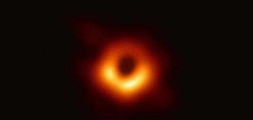 2019年4月10日,人类首张黑洞照片发布。 该黑