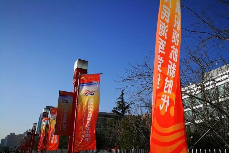 #人民海军成立70周年# 四月的青岛,彩旗飘展,处