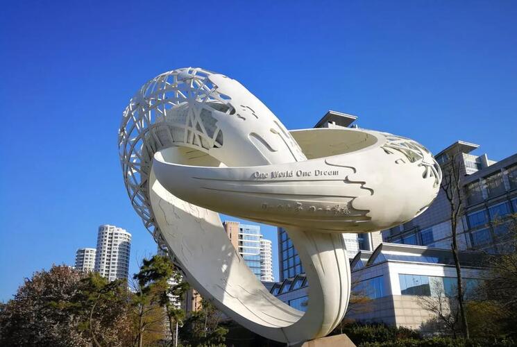 #人民海军成立70周年# 四月的青岛,彩旗飘展,处