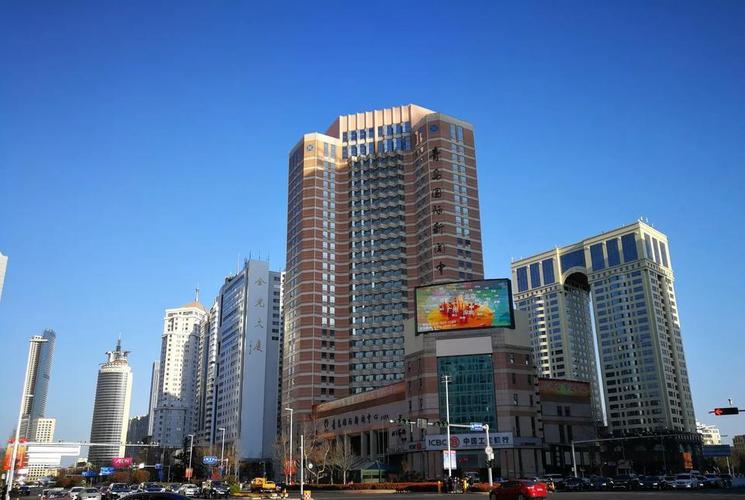 #人民海军成立70周年# 四月的青岛,彩旗飘展,处