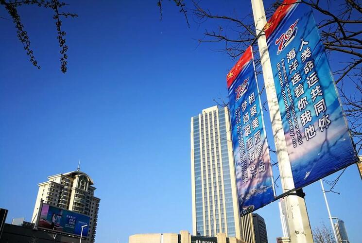 #人民海军成立70周年# 四月的青岛,彩旗飘展,处