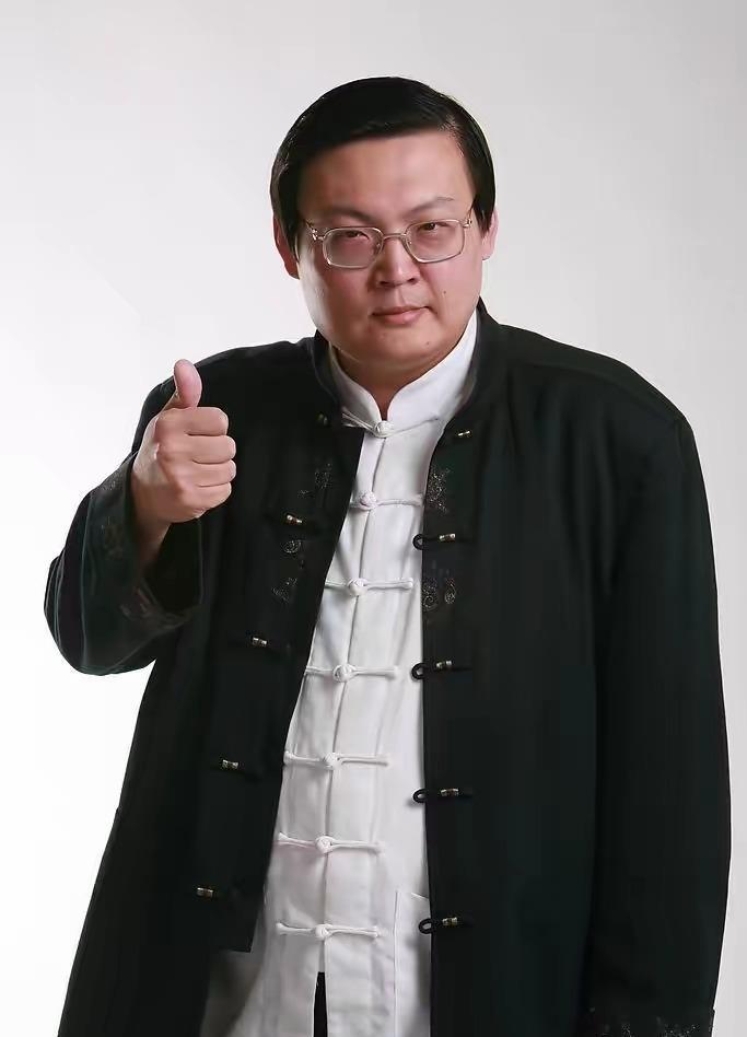 老梁的300万提前埋伏,然后让万人为他抬轿,美其名曰