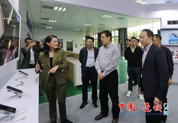 以晴集团董事长周以晴向人民银行福州中心支行委书记,行长单强介绍