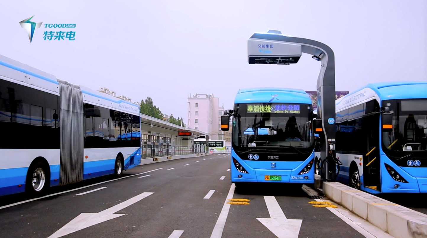 特来电两座智动柔性充电弓用于上海外滩新开河路26路公交线路上