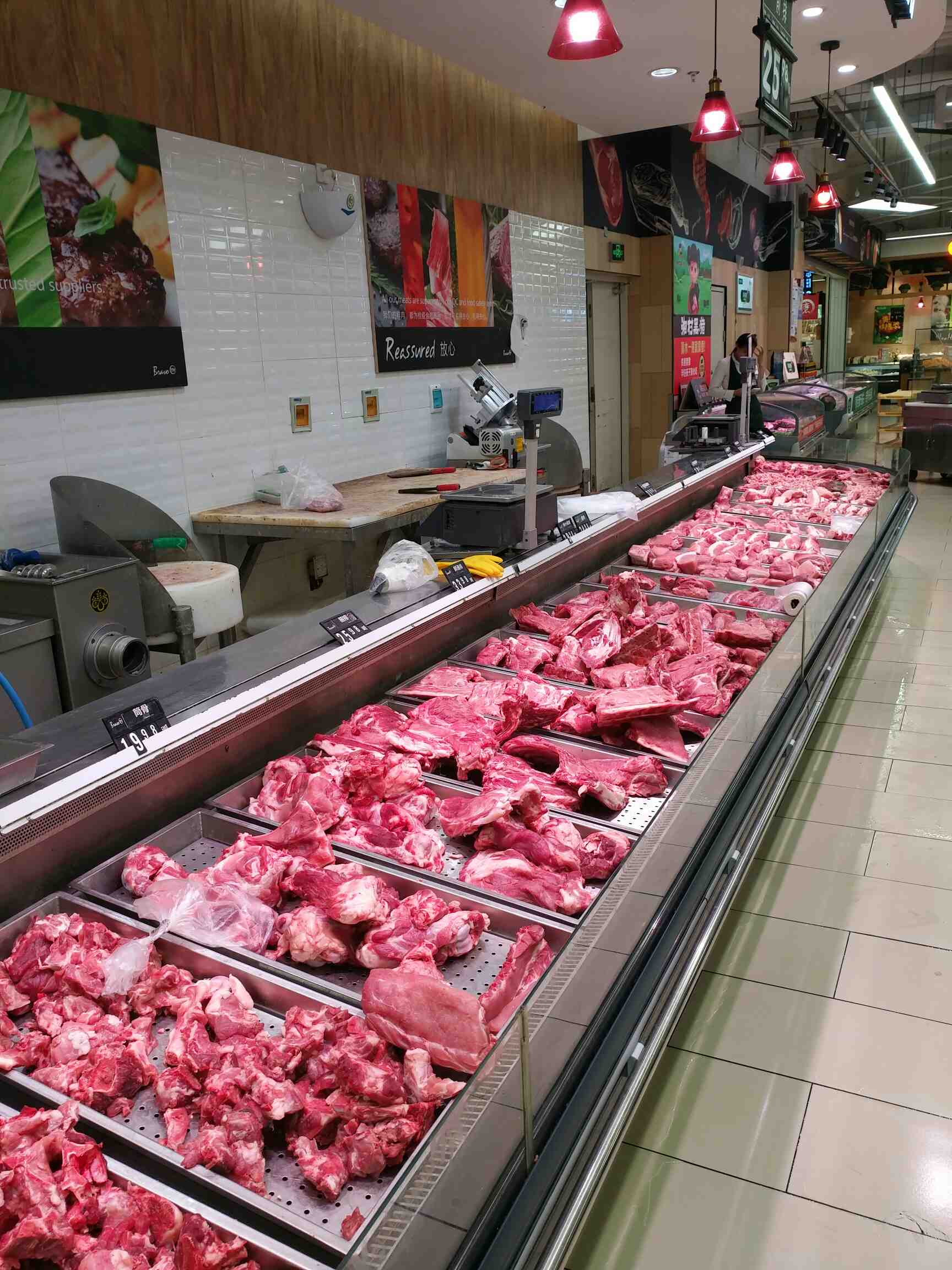 猪肉涨价了,但消费者少买了,摊位明显冷清!