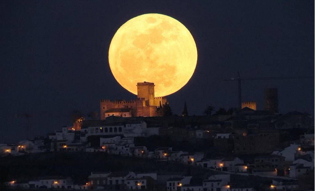 抬头望颜空对月仁德此刻亦无眠夜空点亮阑珊处唯有伊人往少年