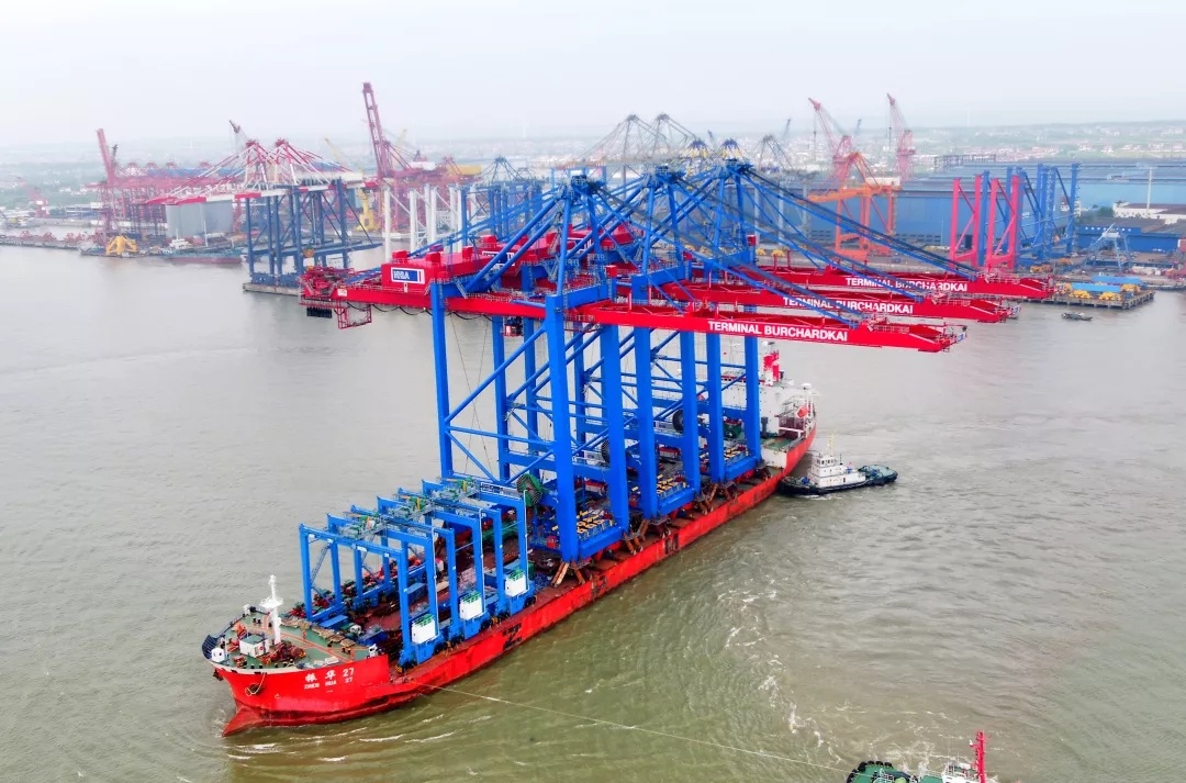 德国汉堡hhlactb码头首批3台双起升岸桥发运上海振华重工今天9月11日