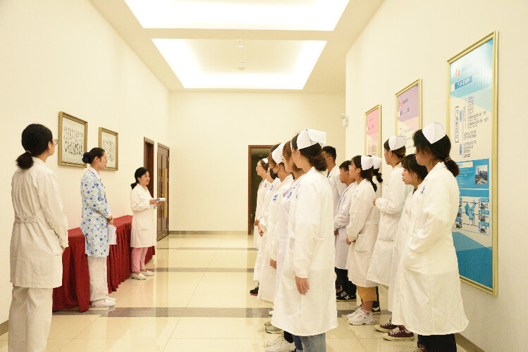 这是我们的开学礼江南大学医学院见习班在