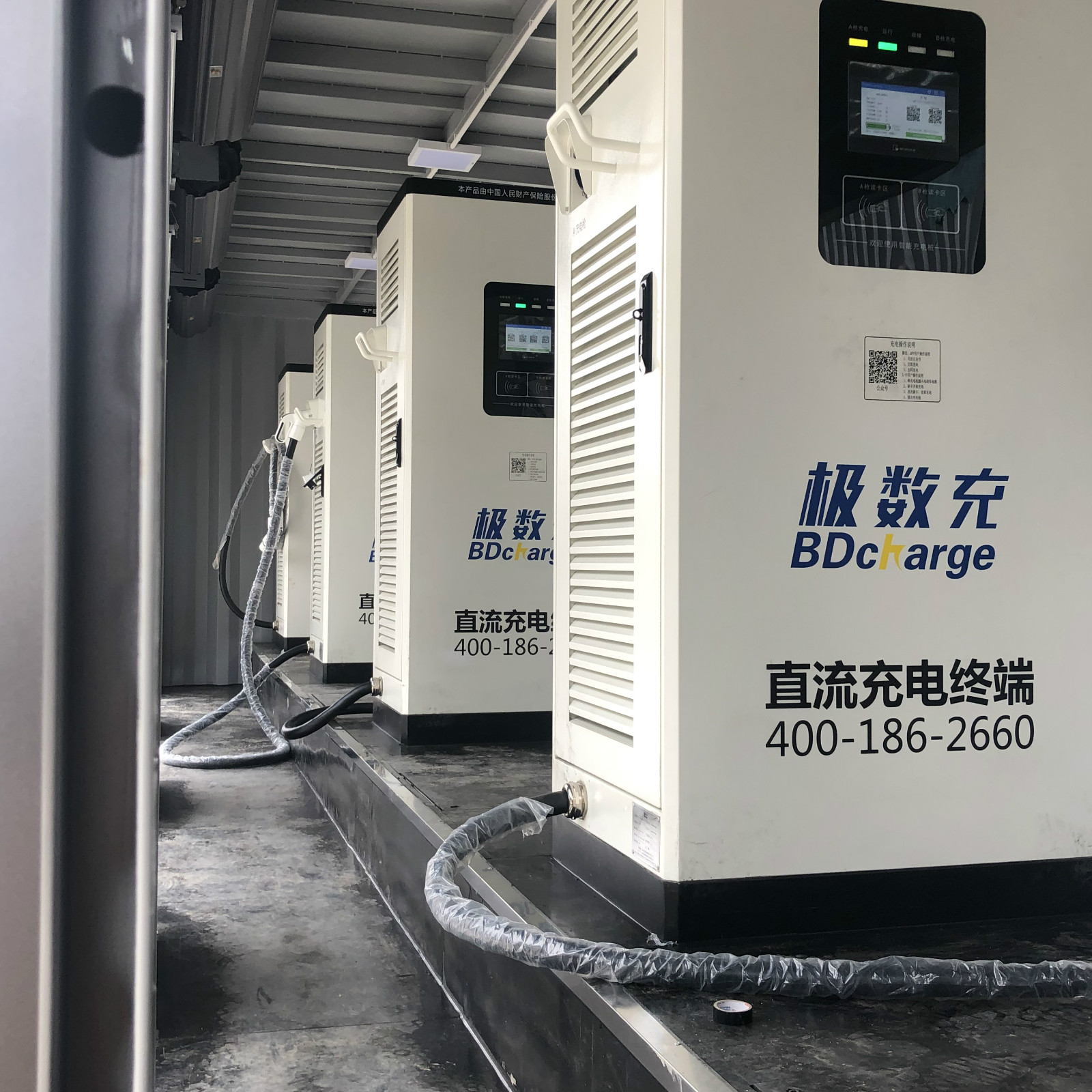 极数充120kw直流快充充电桩-成都武草路集装箱撬装式充电站_充电桩(bk