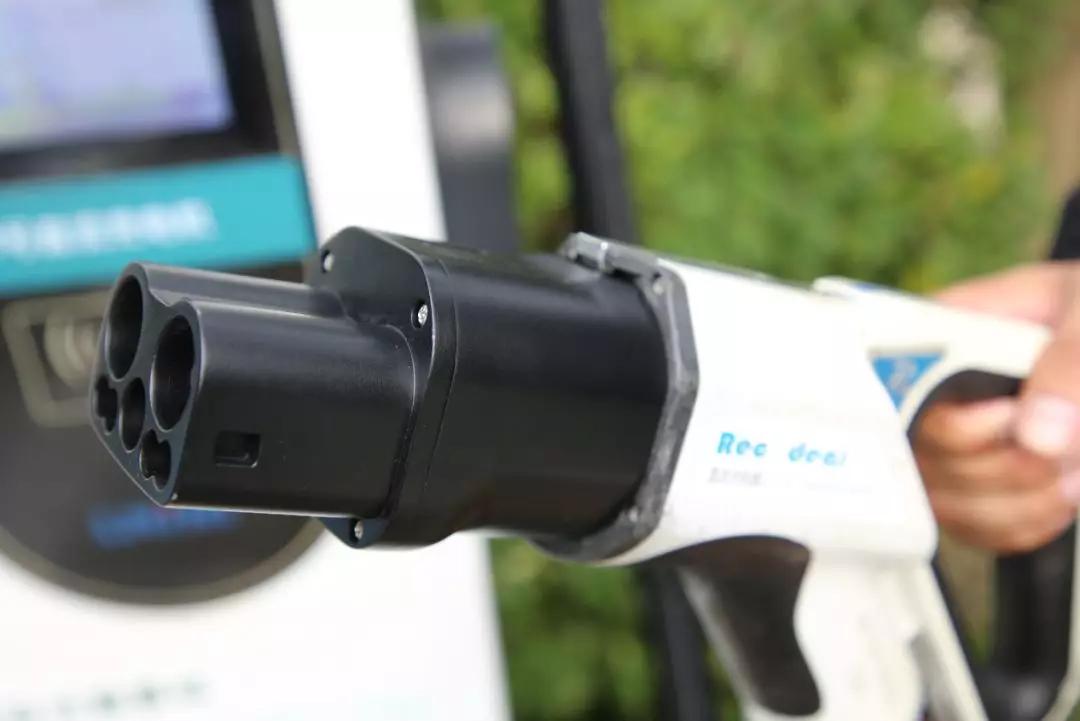 北汽新能源还为超级快充技术搭载了全新研发的车载液冷充电连接系统和