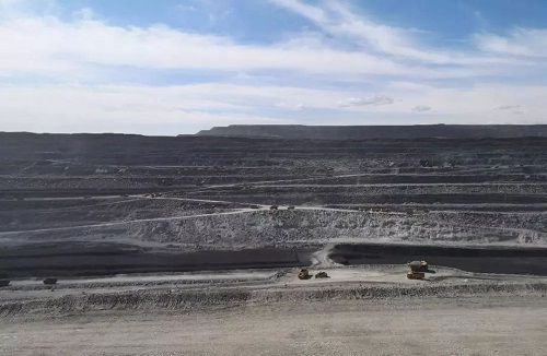 饶飞一行前往位于淖毛湖的广汇白石湖煤矿产区,参观了广汇矿业自建