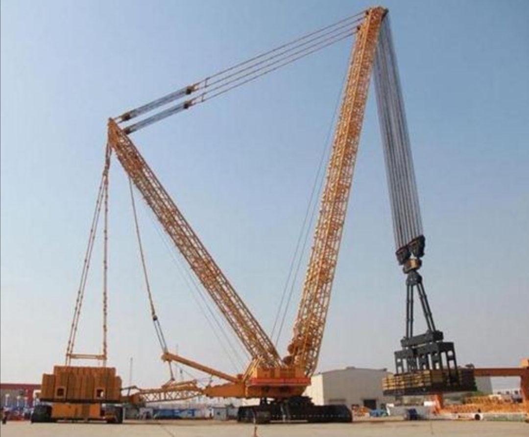 大吊车真厉害,成吨的钢铁,它轻轻地一抓就起来![大笑][大笑][大笑]